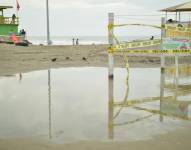 Acumulación de agua en una playa de Manta por el oleaje.