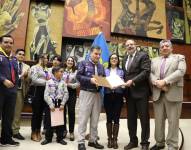 Entrega de reconocimiento por parte de la Asamblea Nacional a la Asociación de Scouts del Ecuador.