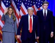 El candidato presidencial republicano Donald J. Trump, acompañado por su esposa Melania Trump y su hijo Barron Trump.