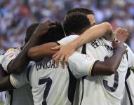 Jugadores del Real Madrid celebran un gol de Vinícius Júnior