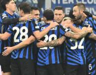 Jugadores del Inter Milán celebraron el triunfo y el liderato.