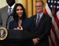 Fotografía de la estrella Kim Kardashian en la casa blanca