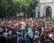 Imagen de los estudiantes y manifestantes en una 'Marcha por la Justicia' frente al área de la Corte Suprema en Dhaka, Bangladesh.