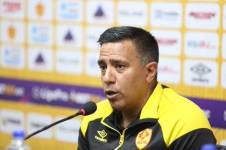 El entrenador de Aucas, César Farías, agredió a dos jugadores de Delfín y podría recibir una fuerte sanción