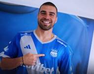 Alexander González posando con la camiseta de Emelec