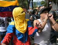 Personas recorren las calles en manifestaciones.