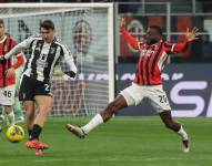 El jugador del Juventus FC Andrea Cambiaso, ante el medio del AC Milan Youssouf Fofana durante el partido de la Serie A que han jugado AC Milan y Juventus FC en el Giuseppe Meazza Stadium en Milan, Italia.