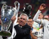 Carlo Ancelotti, entrenador del Real Madrid, levanta el título de campeón de la Champions League