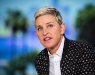 Ellen DeGeneres es una famosa comediante, actriz y presentadora de televisión estadounidense. Conocida por su programa de entrevistas The Ellen DeGeneres Show, se destacó por su humor, entrevistas divertidas y su apoyo a la comunidad LGBTQ+. Su carrera ha sido marcada por numerosos premios y reconocimientos en la industria del entretenimiento.