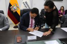 El viceministro de Minas, Diego Ocampo, firma el contrato.