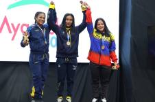 Jenifer Becerra celebrando su medalla de oro.