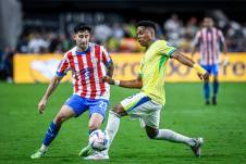 Jugadores de ambas selecciones disputando el balón.