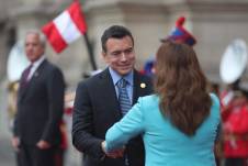 El presidente de Ecuador saluda a su par peruana, Dina Boluarte.