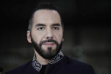 El presidente de El Salvador, Nayib Bukele, habla tras ser condecorado durante una visita diplomática en Costa Rica