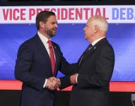 Los candidatos a vicepresidente en las elecciones presidenciales de Estados Unidos, el gobernador demócrata de Minnesota, Tim Walz, y el senador republicano de Ohio, JD Vance.