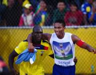 Antonio Valencia y Segundo Castillo celebran la clasificación de Ecuador al Mundial 2014