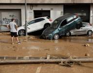 Vehículos amontonados en una calle tras las intensas lluvias de la fuerte dana que afecta especialmente el sur y el este de la península ibérica, este miércoles en Sedaví (Valencia). EFE/Biel Aliño