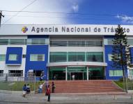 Fachada de las instalaciones de la Agencia Nacional de Tránsito, en Quito