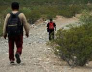 Migrantes caminan por el desierto de Chihuahua, en Ciudad Juárez (México).