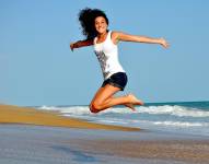 Mujer saltando de felicidad.