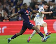 Marseille (France), 24/04/2024.- Willian Pacho (L) of PSG in action against Enzo Sternal (R) of Marseille during the Ligue 1 soccer match between Olympique Marseille and Paris Saint Germain, in Marseille, Southern France, 27 October 2024. (Francia, Marsella) EFE/EPA/Guillaume Horcajuelo