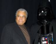 Fotografía del actor James Earl Jones junto a su personaje Darth Vader