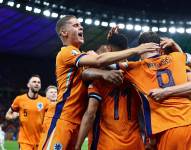 Jugadores de Países Bajos celebran uno de sus dos goles a Turquía por los cuartos de final de la Eurocopa