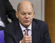 El canciller alemán Olaf Scholz gesticula durante una sesión del Bundestag alemán tras el voto de confianza al canciller alemán, en Berlín, Alemania