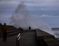 Vista del oleaje a primera hora en el Peine del Viento en San Sebastián, donde este jueves hay un aviso Amarillo por riesgo marítimo-costero. EFE/Javier Etxezarreta