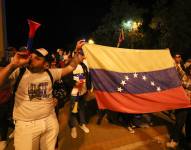 Venezolanos se reúnen a la espera de los resultados de las elecciones presidenciales, en Quito.