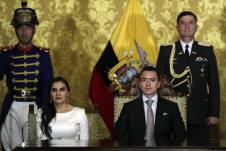 Fotografía de archivo del 23 de noviembre de 2023 del presidente de Ecuador, Daniel Noboa (d), junto a la vicepresidenta, Verónica Abad (i).