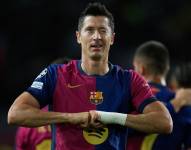 El delantero polaco del FC Barcelona Robert Lewandowski celebra el primer gol de su equipo durante el encuentro correspondiente a la segunda jornada de la Liga de Campeones en el Estadio Olímpico Lluis Companys, en Barcelona.