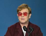 Elton John es un reconocido cantante, compositor y pianista británico, famoso por sus éxitos musicales y su extravagante estilo.