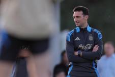 El seleccionador de Argentina, Lionel Scaloni, asiste a un entrenamiento, previo al partido contra Paraguay por la fecha 11 de las Eliminatorias Sudamericanas al Mundial de 2026