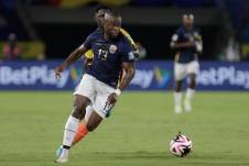 Enner Valencia controla el balón contra Colombia por las Eliminatorias Sudamericanas