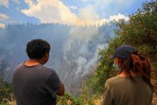 Fotografía del 26 de septiembre de 2024 en donde se observa un incendio forestal en el Cerro Auki, en Quito.