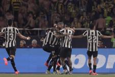 Jugadores de Botafogo celebran un gol ante Peñarol este miércoles, en un partido de la Copa Libertadores en el estadio Olímpico Nilton Santos de Rio de Janeiro (Brasil).