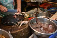 Imagen de archivo de un vendedor de mariscos en un mercado de Hong Kong