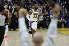 LeBron James renovó su conrtato con Los Angeles Lakers.