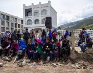 Ciudadanos de Punín, en Riobamba, asisten a un cementerio durante la conmemoración del Día de los Difuntos el sábado 2 de noviembre.