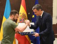 El presidente del Gobierno español, Pedro Sánchez (d), y el presidente de Ucrania, Volodímir Zelenski​, durante el encuentro que han mantenido este lunes 27 de mayo en el palacio de La Moncloa en Madrid.