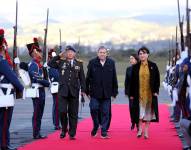 Edmundo González Urrutia (c), junto a la canciller ecuatoriana Gabriela Sommerfeld, a su llegada a Quito.