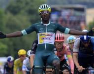 El eritreo Biniam Girmay, ganador de la octava etapa del Tour de 183km entre Semur-en-Auxois y Colombey-les-Deux-Eglises, Francia.