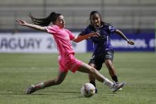 Fátima Dutra (i) de Ferroviária disputa el balón con Karen Litardo de Independiente por la Copa Libertadores Femenina