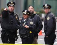 Investigadores de la Policía en la escena donde el CEO de UnitedHealthcare, Brian Thompson, fue asesinado Nueva York, EE. UU., este 4 de diciembre de 2024. EFE/EPA/Justin Lane