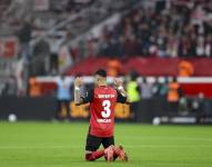 El defensa del Bayer Leverkusen, Piero Hincapié, ora antes del partido ante el VFL Bochum