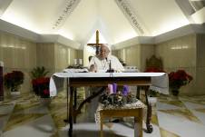 El papa Francisco preside este domingo el rezo del Ángelus dominical desde la capilla de su residencia vaticana, y no desde la ventana del Palacio Apostólico, para sanar un resfriado y como precaución antes de la Navidad.