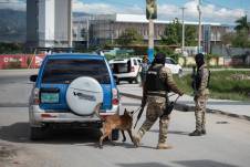 Fotografía de archivo en donde se observan militares mientras requisan un vehículo cerca al Aeropuerto Internacional Toussaint Louverture, en Puerto Príncipe (Haití).