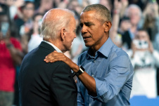 El presidente de EE.UU., Joe Biden (i), habla con el exmandatario estadounidense Barack Obama (d), en una fotografía de archivo.