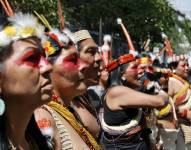 Indígenas waorani y kichwa protestan ante la Corte Constitucional este viernes 30 de agosto, en Quito.